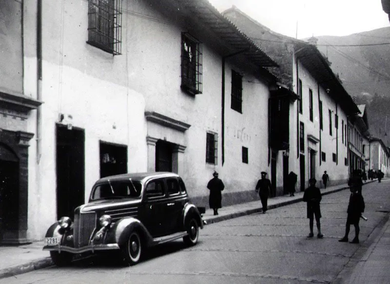 El aspecto tpico de las ciudades evolucionaba con lentitud y el automvil contrastaba con las viejas estructuras urbanas.
 