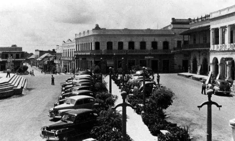 Los automviles fabricados en los aos inmediatamente posteriores a la guerra fueron simples reediciones de los modelos dejados de producir a partir de 1942.  