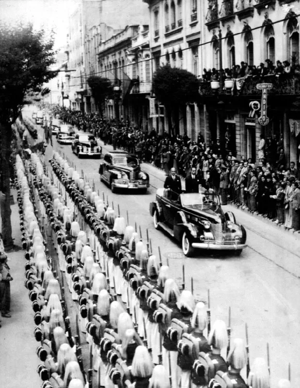 Mariano Ospina Prez preside un desfile oficial, poco despus del 9 de abril de 1948.
Ntese el Escudo de Colombia en la parte delantera del automvil.  