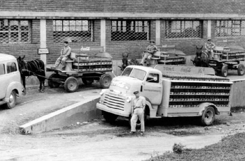 La distribucin de gaseosas en el pas, se inici en vehculos de traccin animal. En los aos 40 se hizo el cambio a camiones, como ste Chevrolet 1953. 