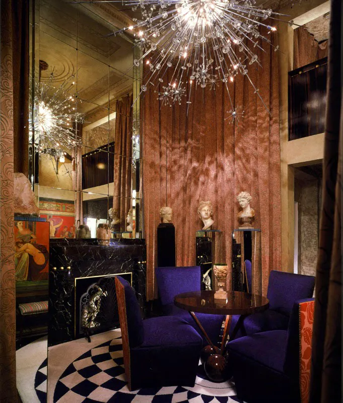 “Quise crear algo caprichoso, humorístico y espectacular”, dice Montoya de este vestíbulo singularmente teatral que transformó para el Kips Bay Decorator Show House.