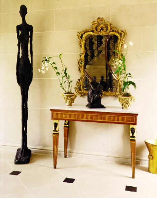 Montoya crea dinamismo mediante atrevidas combinaciones de arte y mobiliario. Una monumental escultura de Giacommetti, acompañada de una consola negra con toques dorados, que perteneció a Napoleón Bonaparte, recibe a los visitantes de esta residencia en la Florida. La consola, que originalmente engalanó los aposentos del Emperador en el Palazzo di Bologna, ostenta aún el monograma imperial. Sobre ella, pende un espejo rococó del siglo XVIII.