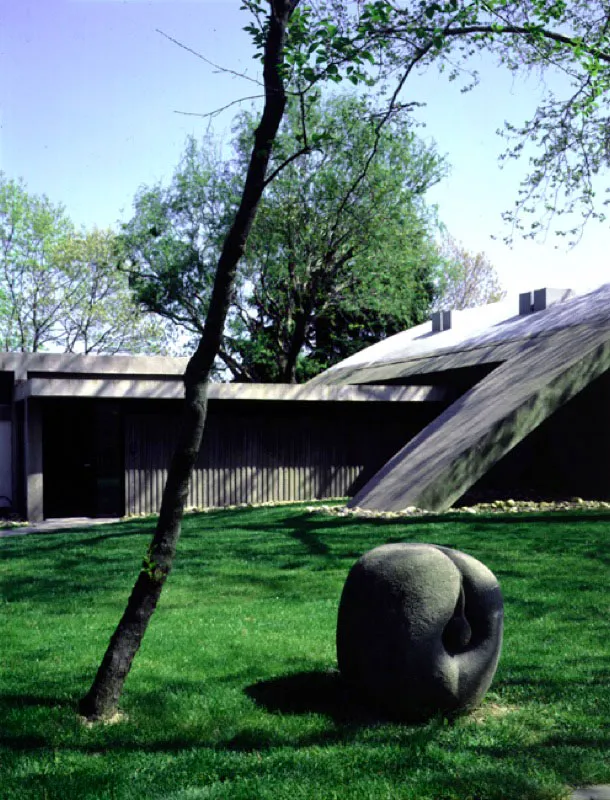 Mediante un corredor encerrado, Montoya uni la adicin diseada por l con la casa principal. La casa, diseada por Marcel Breuer y Herbert Beckhard, fue construida en 1967. La escultura de la manzana, en primer plano, es de Breuer.
 