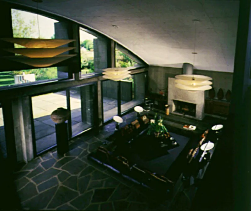  Vista de la sala desde el dormitorio principal en el piso superior. Montoya us la pieza original en teca, que se aprecia a la derecha de la chimenea, como el elemento gua para su diseo. La gran urna africana sobre pedestal es de Bambara.
 