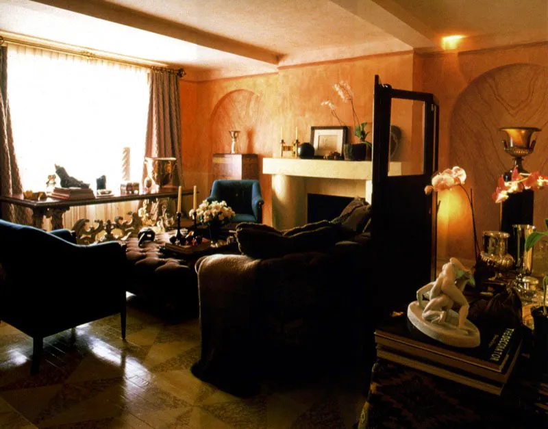 El artista del trompe l’oeil Jean-Charles Dicharry pintó las paredes de la sala. El sofá otomano, tapizado en pelo de camello, se usa como mesa o como cama de huéspedes cuando se une al sofá, que le hace juego.
