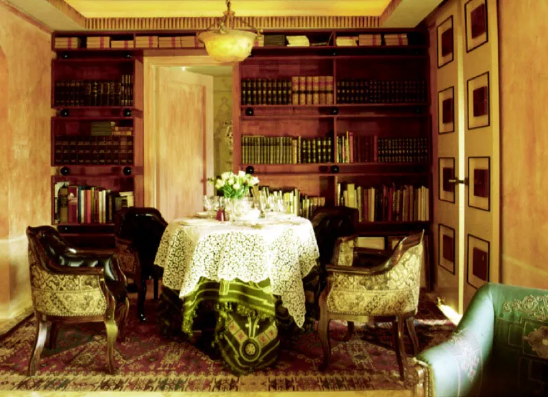 El vestíbulo, que hace también las veces de comedor, está decorado con sillas art deco tapizadas en cuero y una tapicería italiana antigua. La lámpara colgante en alabastro es una pieza francesa del siglo XVIII.