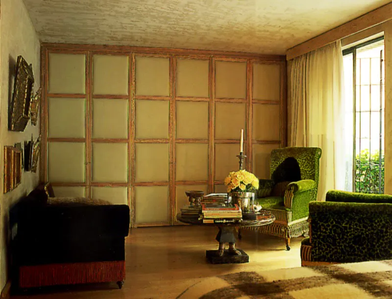 Las sillas victorianas del dormitorio principal están tapizadas en su recubrimiento original de terciopelo. La pared de los closets, acabada en flormorado para hacer juego con los pisos, contiene el equipo de audio y de video.