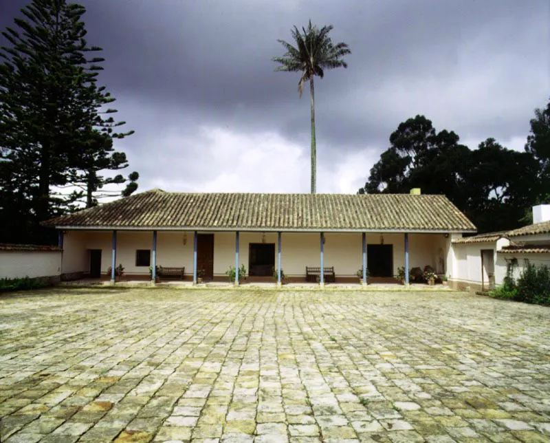 La entrada fue cubierta con granito local. Se abrieron amplias ventanas contemporneas en las paredes originales de adobe para llevar luz natural a las zonas sociales. 