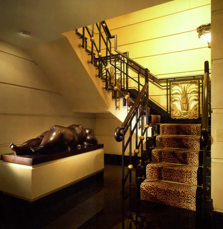 Montoya diseñó la escalera que conecta dos apartamentos separados para formar un dúplex. Los paneles en bronce art deco fueron incorporados al diseño de la baranda. A la izquierda, la obra Venus Durmiente, de Fernando Botero, 1990.