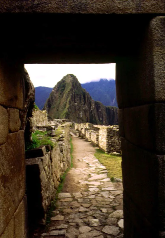 Entrada con el Huayna Picchu al fondo. Machu Picchu, Perú. Jeremy Horner