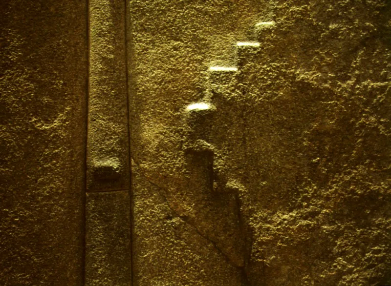 El signo escalonado en una construcción incaica. Ollantaytambo, Perú. Jeremy Horner