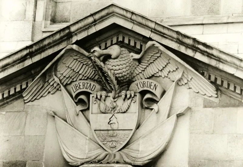 En el templo de las leyes se escucharon vibrantes oraciones que invitaron a la unidad por encima de los antagonismos polticos. La nacin se una en torno en smbolos patrios. A la inmovl presencia de su escudo. Al tremolar de su bandera. Al himno nacional que vibr en las gargantas de multitudes enfervorizadas. 