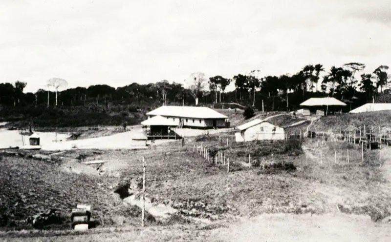 La pequea localidad de Tarapac, sobre la margen sur del ro Putumayo, lugar estratgico por su ubicacin prxima a la frontera con el Brasil y sus caractersticas topogrficas, fue tomada por fuerzas militares peruanas y convertida en fortn atrincherado, con la cual se controlaba la navegacin de este importante ro amaznico. 