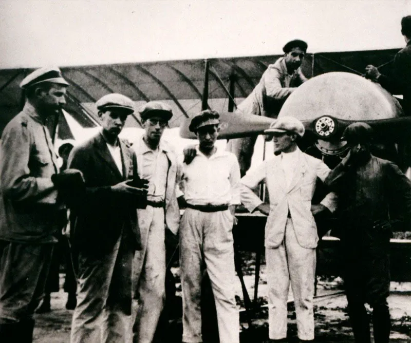 Grupo de alumnos de la Escuela de Flandes; de izquierda a derecha: Cadetes Luis Silva Gmez, E. Carrillo Samper, P. Clement, instructor Jean Jonnart, cadete Caldern Umaa, y J. Boada; arriba el cadete Benjamn Mndez Rey. Flandes, 1921. 