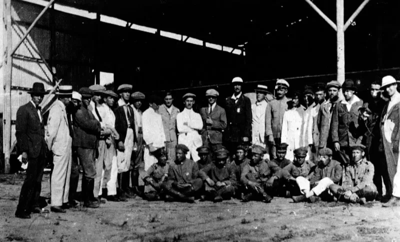 Grupo de militares y de civiles, al llegara la primera escuela militar de aviacin con miembros de la Primera Misin Francesa. Flandes, 1921. 