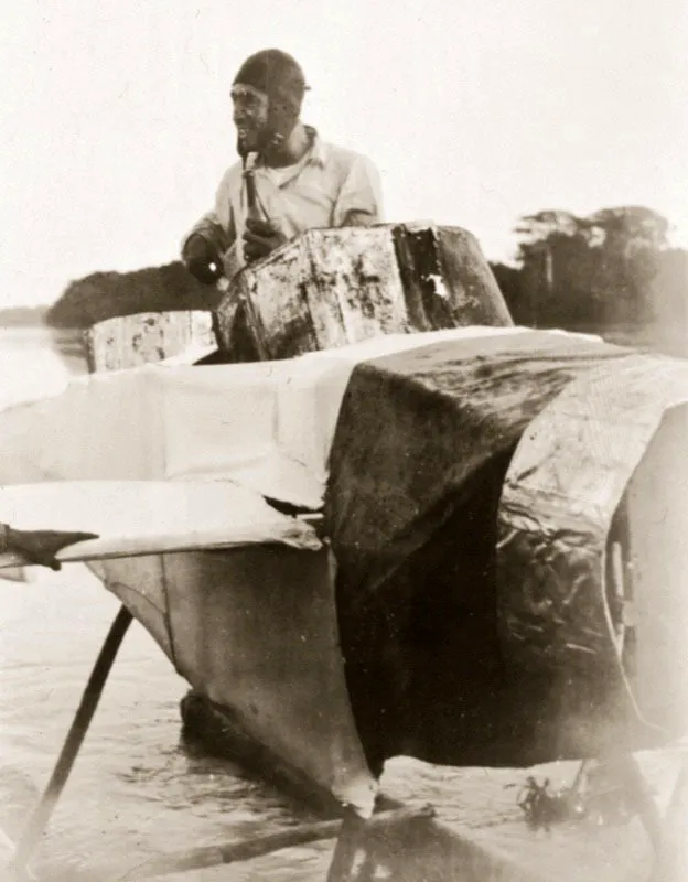 En el Teatro de Operaciones, para dar una sensacin de poder areo a los aviones de reconocimiento enemigos, se confeccionaron a escala casi natural maquetas de aviones de combate con estructuras de madera, revestidas de tela y con troncos como flotadores. 