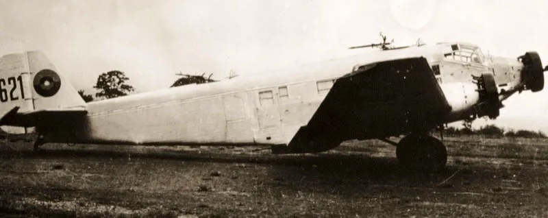 Trimotor Junker JU‑52, avin comercial sin ningn tipo de armamento, con tren de aterrizaje fijo sobre ruedas. Fue el ms importante tipo de avin para el aprovisionamiento del Teatro de Operaciones va Tres Esquinas. 