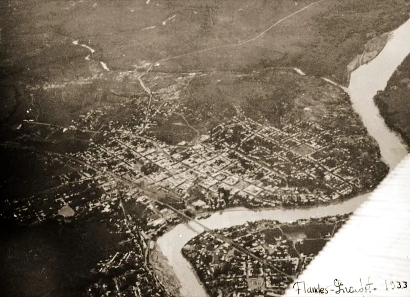 La primera Escuela de Aviacin Militar en Flandes (Tolima), inici actividades el 18 de febrero de 1920, siendo su director el coronel Gabriel de Pramo. la componan 6 oficiales, 14 suboficiales, 17 alumnos de pilotaje y 26 de mecnica de aviacin. Una misin area francesa, con 7 veteranos de la guerra mundial, asesor esta gestin al mando del coronel Ren Guichard. El 4 de octubre de 1921 se graduaron los cinco primeros pilotos de pista y seis mecnicos de aviacin. 