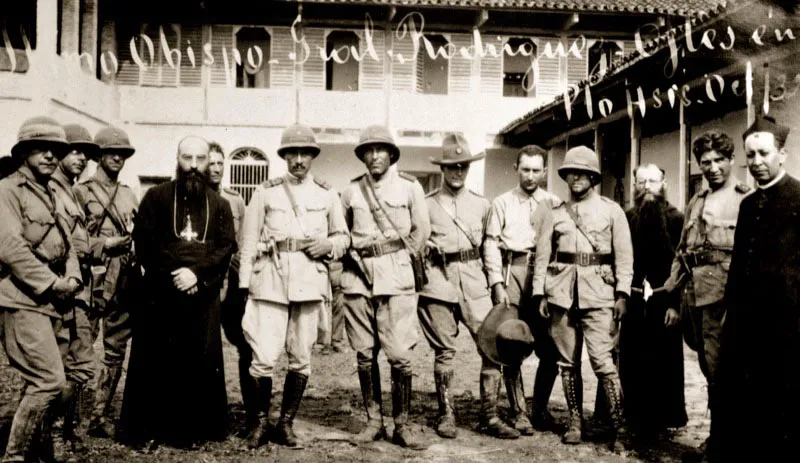 General Amadeo Rodrguez con misioneros capuchinos y algunos oficiales. El servicio religioso se
organiz sobre la infraestructura misional dependiente de la Prefectura Apostlica de Florencia. 