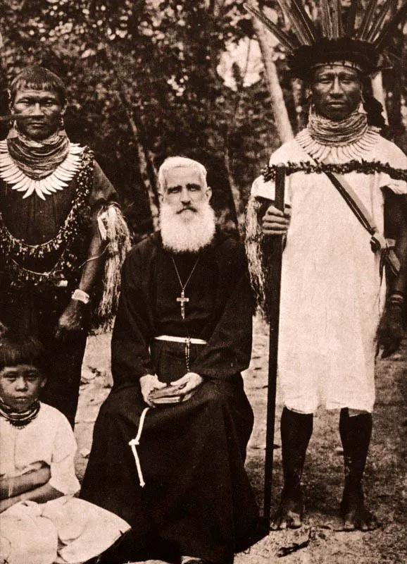 El padre Florentino de Barcelona, misionero capuchino, con indgenas de la tribu Siona en Santa Cruz de Piua. Margen colombiana del rio Putumayo.
 