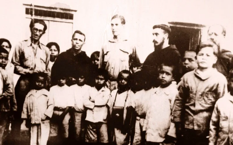 Sacerdotes misioneros capuchinos en una de las escuelitas regentadas por su comunidad en el alto Putumayo, en compaa del teniente Juan Lozano y Lozano y del soldado Juan Bautista Solarte Obando. Los misioneros espaoles dieron amplio apoyo a los clrigos colombianos para sus funciones religiosas militares. 