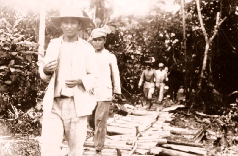 La difcil penetracin hacia el Teatro de Guerra, se refleja en la entrada a Puerto Umbra, la construccin de un puente y la apertura de la trocha La Tagua Caucaya. 