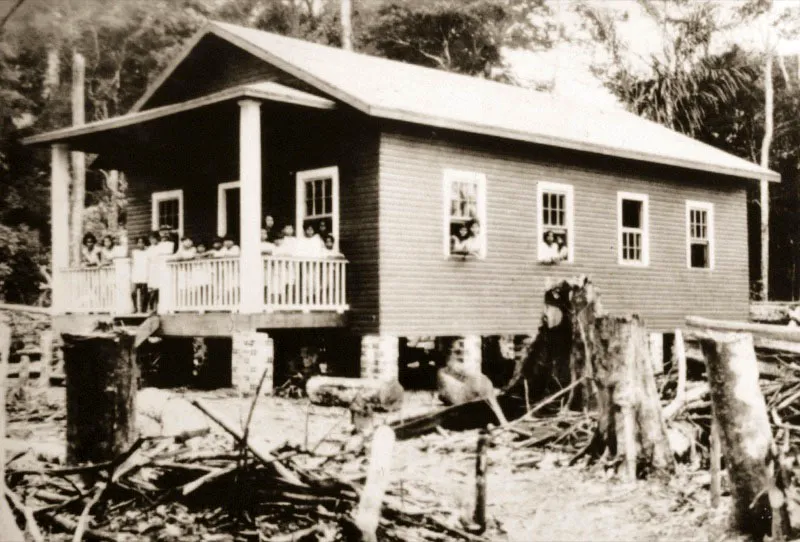 Primera escuela en Leticia, Amazonas, 1933.
 