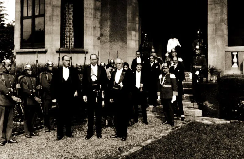 
El 7 de agosto de 1930 se posesion como presidente de Colombia Enrique Olaya Herrera. Lo acompaan Julin Uribe Gaviria, Jess M. Yepes, seora Olaya de Aya, coroneles Luis Mara Castaeda, Leopoldo Piedrahta, Ernesto Buenaventura y el dirigente santandereano Alejandro Galvis Galvis. El relevo de los dos partidos tradicionales en la direccin de Estado haba enfrentado al nuevo presidente con los candidatos conservadores Guillermo Valencia y Alfredo Vsquez Cobo. El Conflicto Amaznico de 1932 unira sus esfuerzos en una causa histrica. El primero como presidente de la Comisin Asesora de Ministerio de Relaciones Exteriores y el segundo como comandante en jefe de la Expedicin Militar enviada para el rescate de los territorios que se pretendi arrebatara Colombia.
 