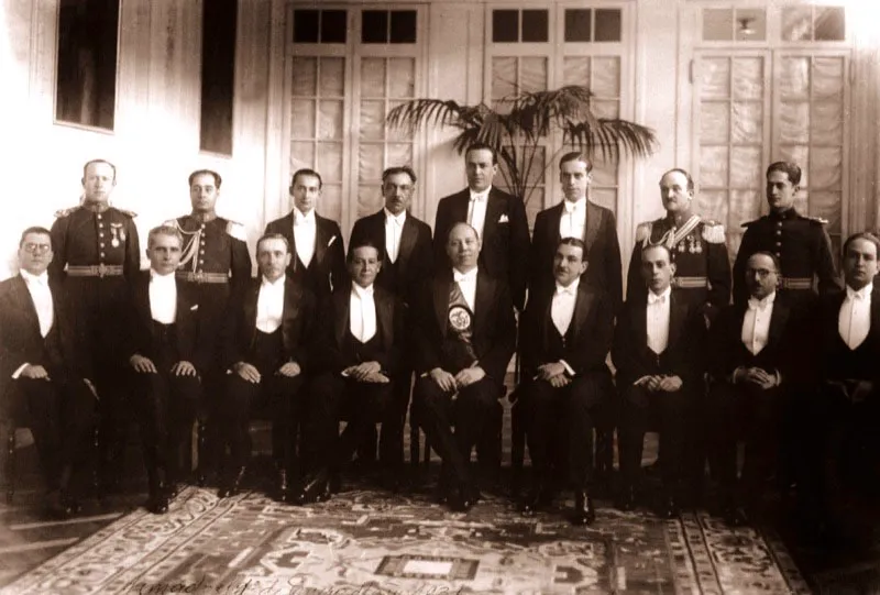 Segundo gabinete del presidente Enrique Olaya Herrera. Correos y Telgrafos, Alberto Pumarejo, Industrias, Francisco Jos Chaux; Hacienda y Crdito Pblico, Esteban Jaramillo; Gobierno, Agustn Morales; Presidente, Enrique Olaya Herrer Relaciones Exteriores, Roberto Urdaneta; Guerra, Carlos Uribe Gaviria; Educacin, Julio Carrizosa; Obras Pblicas, Alfonso Arajo. 