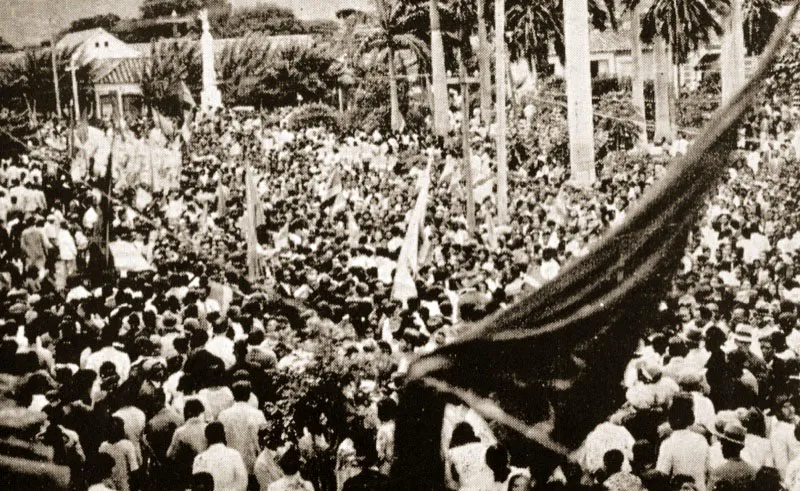 Al tener noticia de la invasin peruana al Trapecio Amaznico el pueblo colombiano colm calles y plazas con fervor patriotico. 