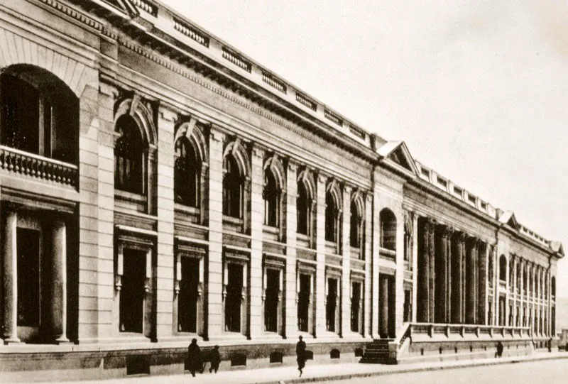 La Escuela Nacional de Medicina, fue construida en el Parque de los Mrtires de Bogot con fondos sobrantes de emprstito para el Conflicto Amaznico.
 