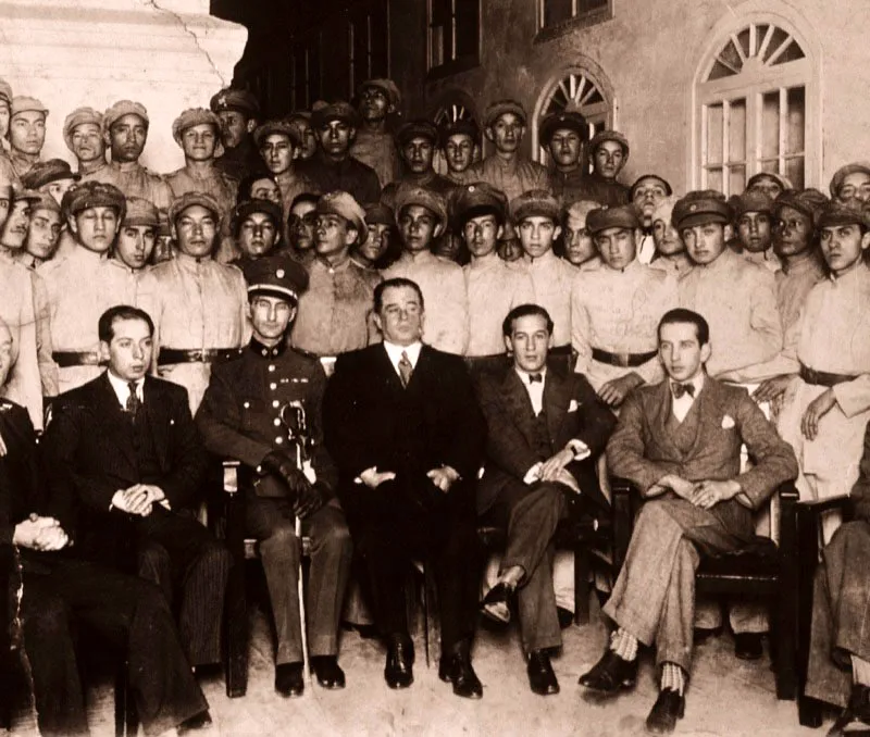 Primer Curso de Voluntarios del Batalln Tarqui para el Conflicto Amaznico. Esta unidad, fundada en 1911 a raz del ataque peruano a La Pedrera, se reactiv en 1932, adscrita a la Escuela del Militar 1  r de Cadetes, para graduar subtenientes de reserva del Ejrcito. Su nombre evoca la victoria del Mariscal Sucre sobre las fuerzas invasoras peruanas en 1829. 