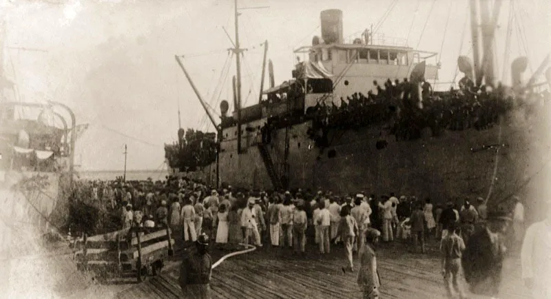 Atracado al muelle del Puerto Colombia en el Caribe el vapor Boyac se apresta a levar anclas con destino a la Amazonia. Lo acompaaron hasta Beln del Pra, el Pichincha, el Nario como buque hospital y el Barranquilla, que hubo de permanecer en reparaciones en uno de los puntos de escala, por haberse averiado su casco, diseado para navegacin fluvial, con el oleaje del Atlntico. 