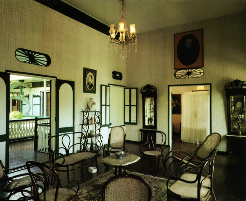 La arquitectura de la casa republicana cartagenera hace honor a su herencia caribeña, con su mezcla de lo solemne y lo ligero. Ciertos elementos de la arquitectura se realzan mediante el uso del color, obteniendo asi un aire de dibujo en la composición visual.