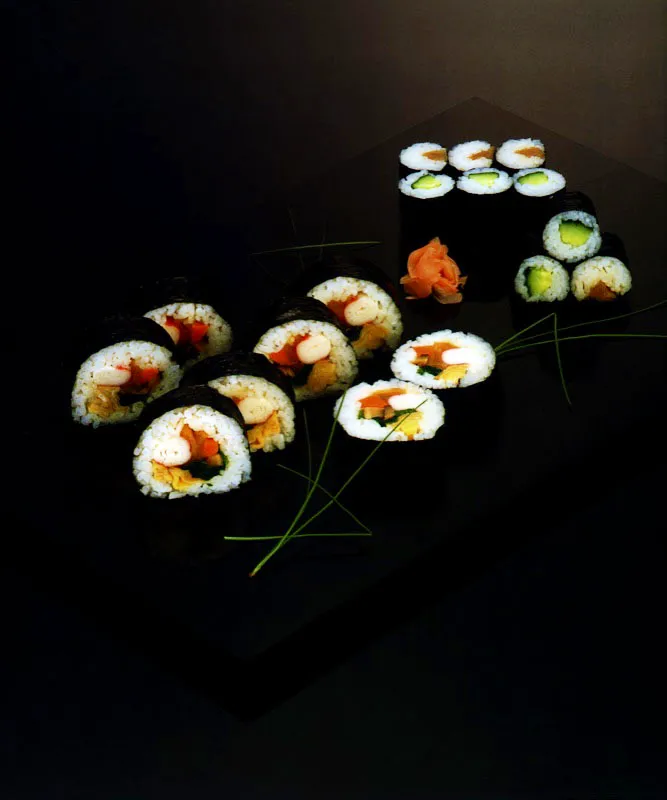 Rollos de arroz avinagrado con algas, Nori maki zush. Matthew Leighton