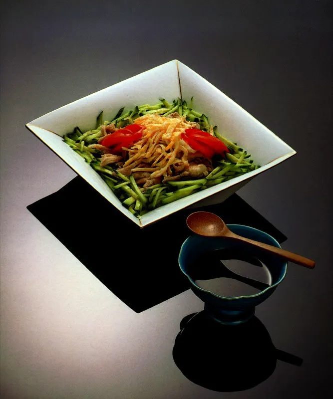 Ensalada de pollo cocido con vino de arroz, al vapor, Tori no sakemushi sarada. Matthew Leighton