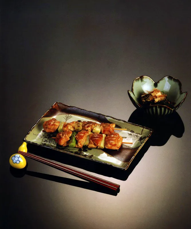 Pinchos de pollo asado, Yakitori.
Espinacas hervidas, en salsa, Horenso no ohitashi. Matthew Leighton