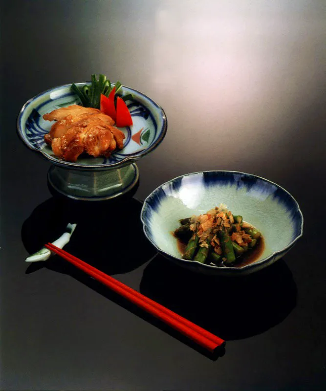 Carne de pollo asado con salsa, en la sartén, Toriniku no teriyaki.
Espárragos hervidos en salsa, Asuparagasu no ohitashi. Matthew Leighton