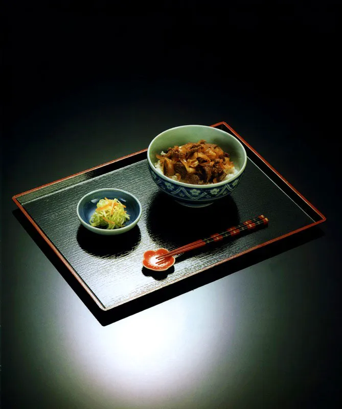 Tazón de carne de res, Gyu don.
Repollo y zanahoria, en adobo, Kyabetsu to ninjin no tsukemono. Matthew Leighton