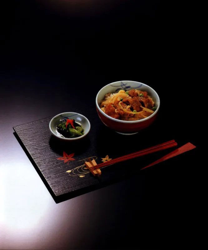 Tazón de carne apanada con huevo, Katsu don.
Ensalada de pepinos y algas, Kiuri to wakame no sunomono. Matthew Leighton