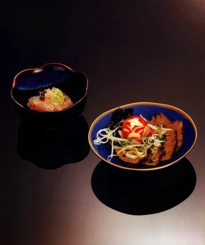Carne de res semicruda en adobo, Gyuniku no tataki.
Ensalada de rábano y salmón, Daikon to samon no sarada. Matthew Leighton