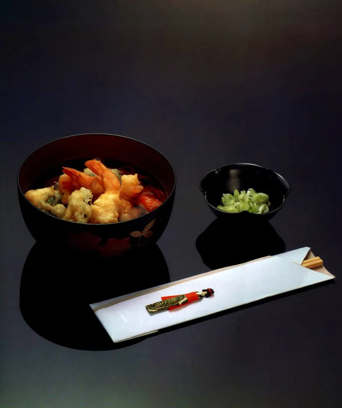 Sopa con tallarines de harina de trigo blanco y sarraceno con frituras, Ten soba. Matthew Leighton