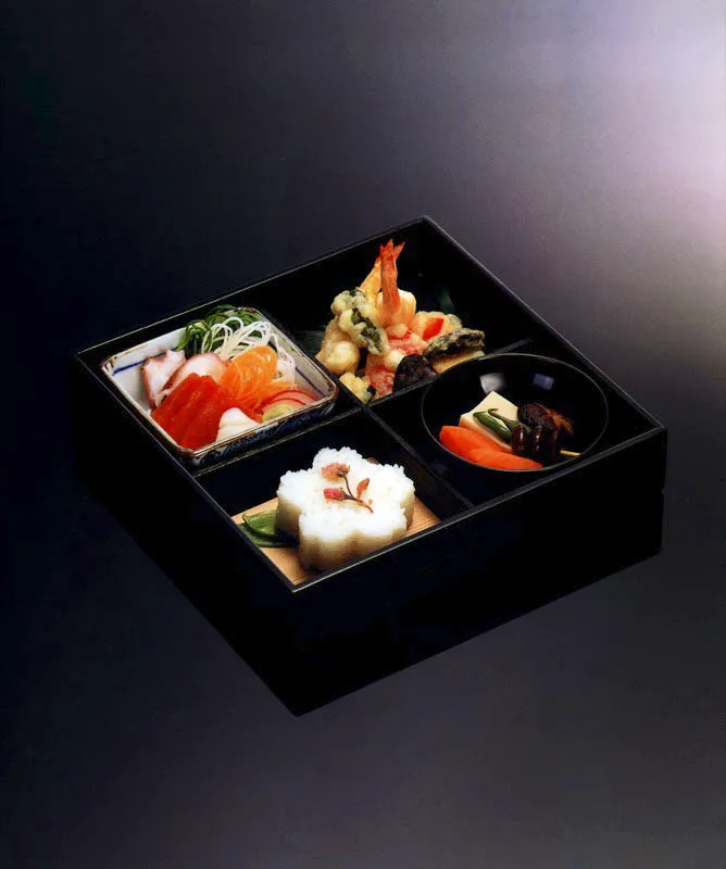 Arroz blanco cocido, Shiroi gohan.
Fritura de pescado, mariscos y verduras, Tempura.
Pescado crudo con salsa picante, Sashimi.
Cuajada de soya seca y zanahoria cocida en salsa, Kori dofu to ninjin no nimono.
Setas cocidas en salsa, Shitake no terini.
. Fríjoles rojos dulces, Mame no amani. Matthew Leighton