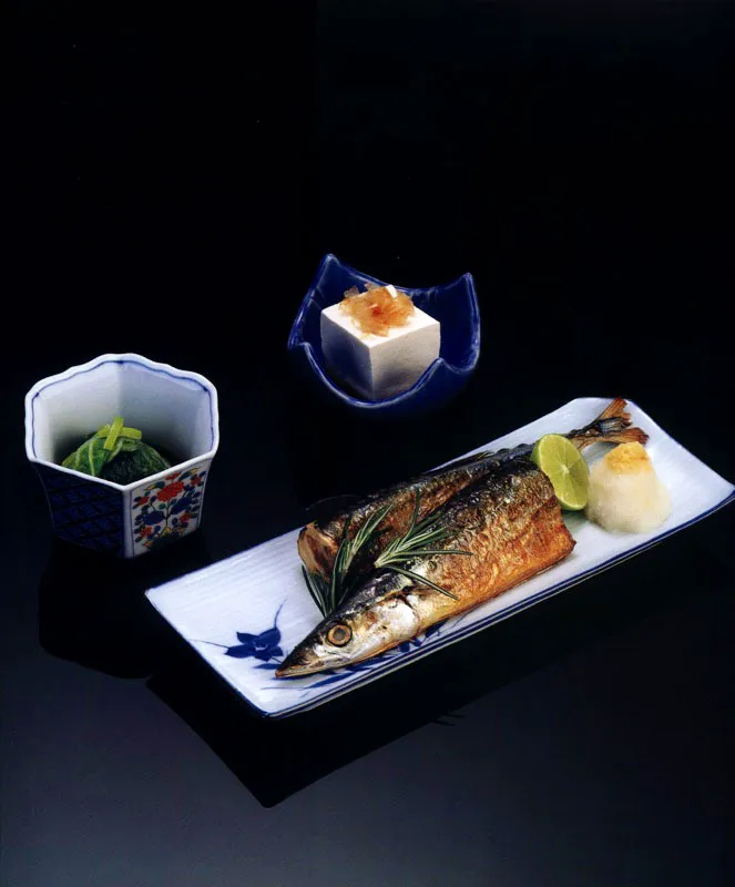 Col china hervida en salsa, Hakusai no ohitashi.
Cuajada de soya fría con salsa, Hiyayakko.
Sanma asado a la parrilla con sal, Sanma no shioyaki. Matthew Leighton