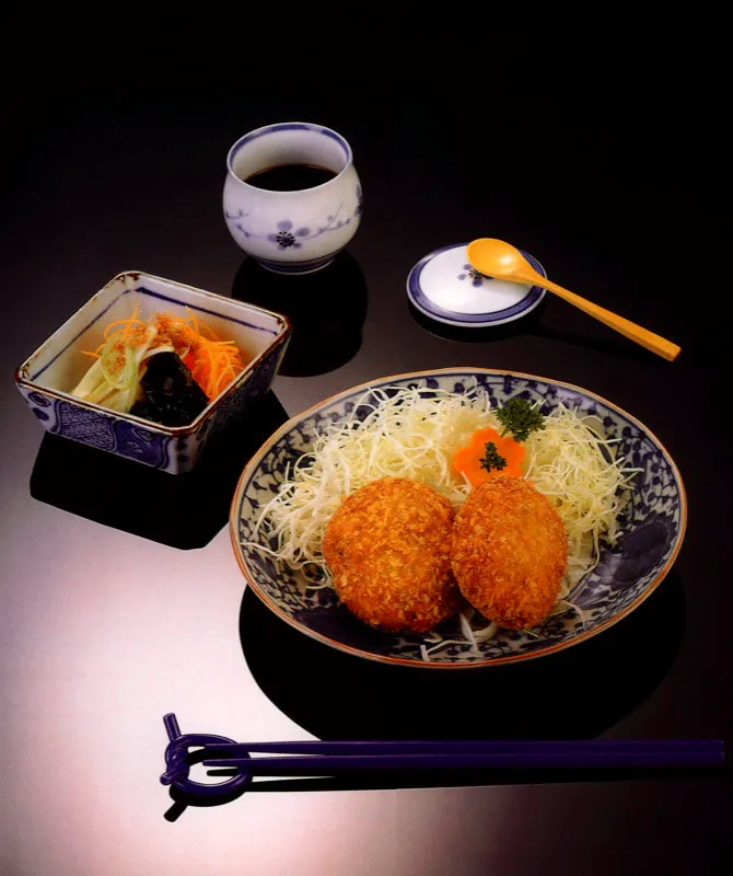 Croquetas de papas, Poteto korokke. 
Ensalada con aderezo japons, Wafu sarada.   Matthew Leighton