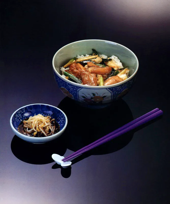 Tazón de pollo con huevos, Oyako don.
Brotes de soya hervidos en salsa, Moyashi no ohitashi. Matthew Leighton
