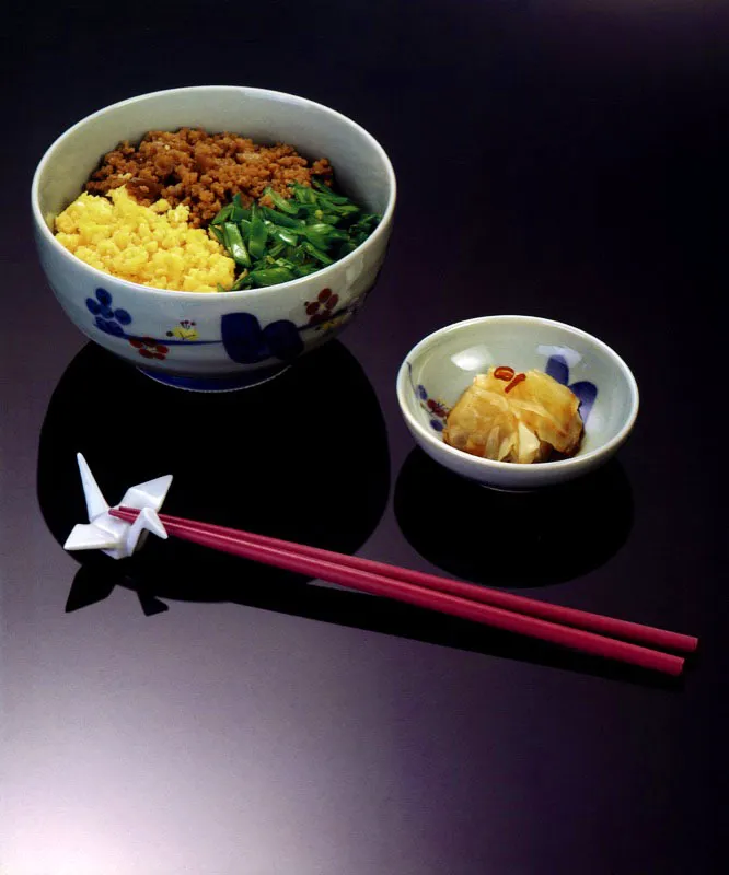 Tazón de tres colores, Sanshoku don.
Repollo hervido en salsa, Kyabetsu no ohitashi. Matthew Leighton