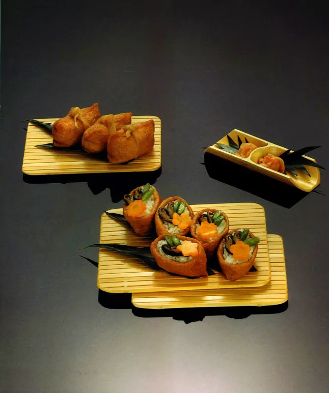 Cuajada de soya frita rellena con arroz avinagrado, Inarizushi. Matthew Leighton