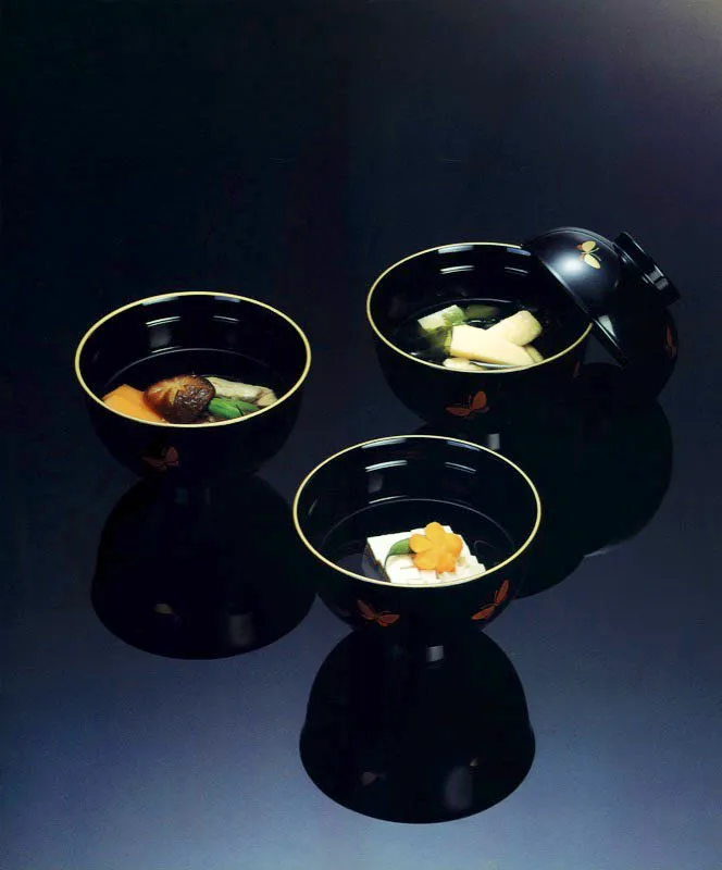 Caldo con brotes de bambú y algas, Takenoko to wakame no sumashi jiru.
Caldo con cuajada de soya, Tofu no sumashi jiru.
Caldo con pollo y verduras, Tori to yasai no sumashi jiru. Matthew Leighton