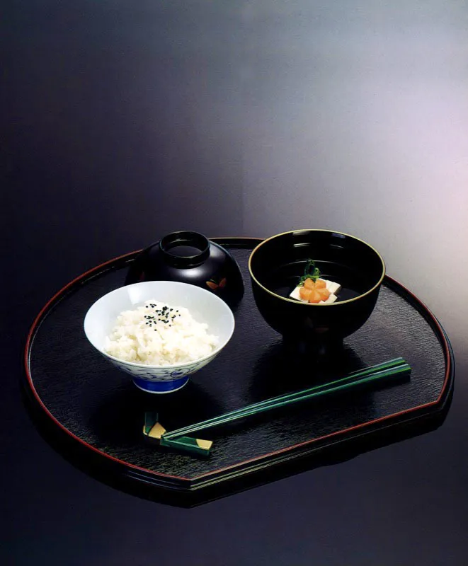 Arroz blanco cocido, Shiroi gohan. 
Caldo con cuajada de soya, Tofu no sumashi jiru.  Matthew Leighton